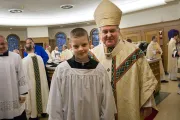 Fallece niño con cáncer que cumplió su último deseo: Ser sacerdote por un día