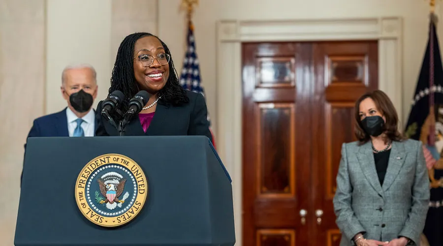 Confirman a Ketanji Brown Jackson como la primera mujer negra en la Corte Suprema de EEUU