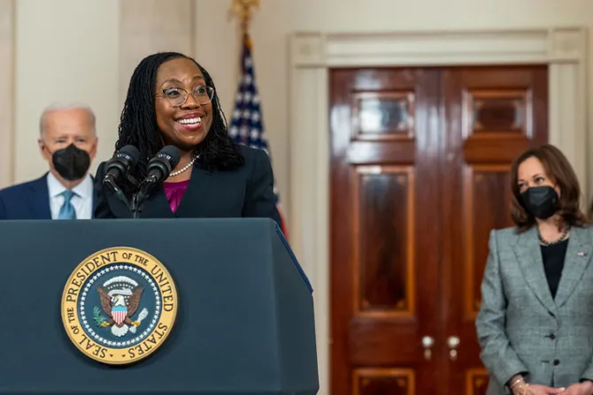 Confirman a Ketanji Brown Jackson como la primera mujer negra en la Corte Suprema de EEUU