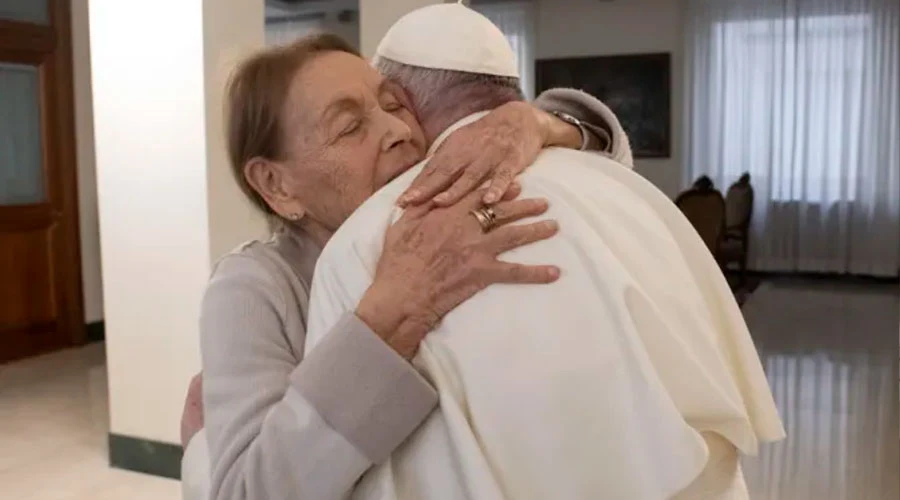 El Papa Francisco se reúne con la sobreviviente del Holocausto Edith Bruck en la Casa Santa Marta del Vaticano, el 27 de enero de 2022. | Vatican Media?w=200&h=150