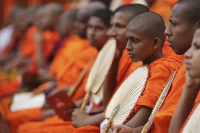 El Papa Francisco visita por sorpresa un templo budista en Sri Lanka