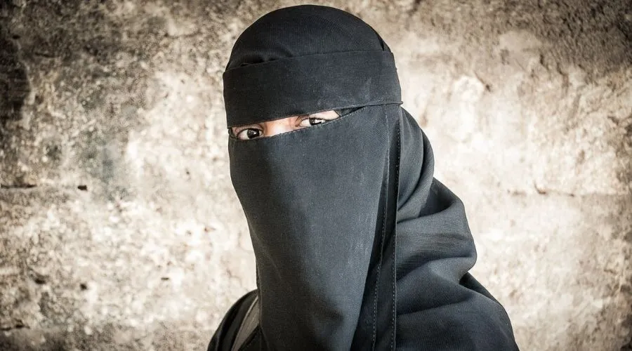 Imagen referencial / Mujer usando burka. Crédito: Michał Huniewicz (CC BY 2.0).
