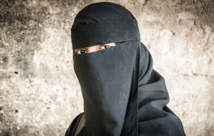 Imagen referencial / Mujer usando burka. Cru00e9dito: Michau0142 Huniewicz (CC BY 2.0). 
