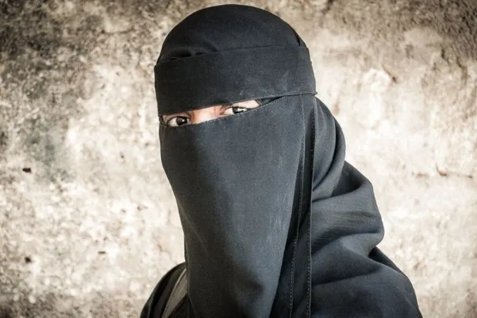 Advierten influencia demoniaca en feministas que desprecian a la Virgen y ensalzan el burka