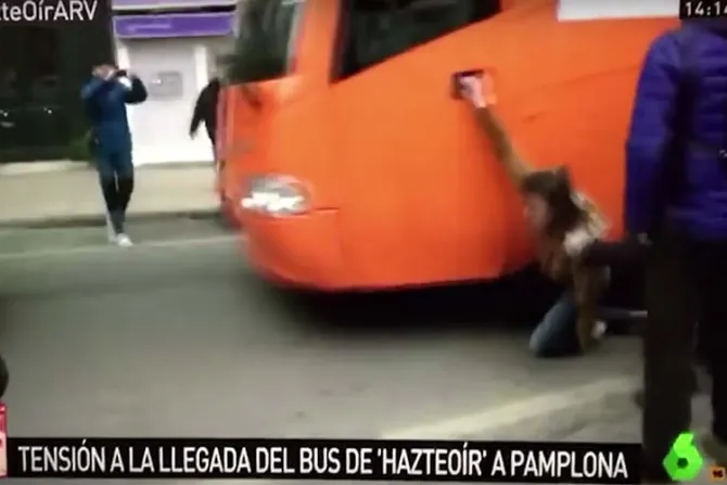 Autobús de HazteOir.org no atropelló a nadie ni se dio “a la fuga” en Pamplona