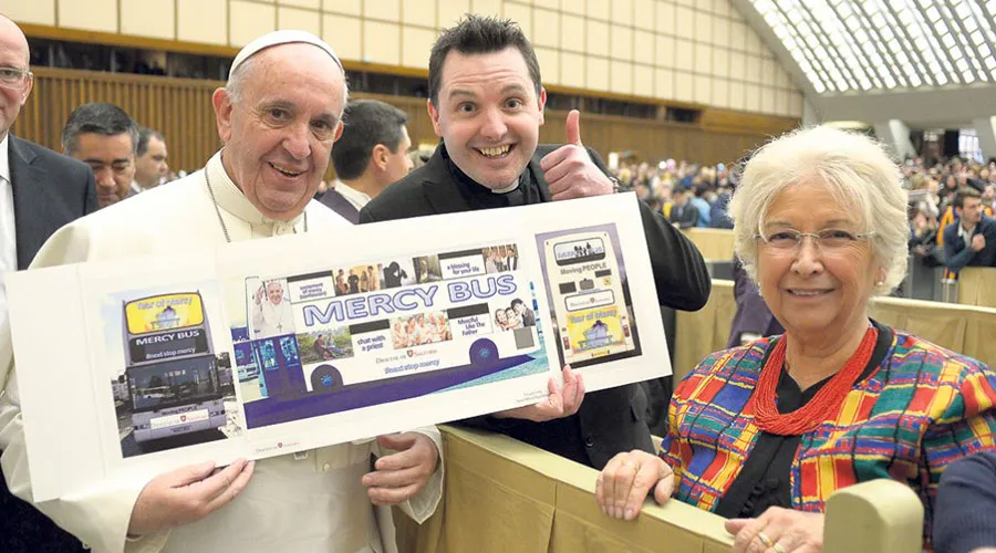 Foto : El Papa Francisco con el proyecto del Bus de la Misericordia / Crédito : L´ Osservatore Romano?w=200&h=150