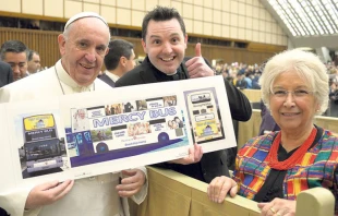Foto : El Papa Francisco con el proyecto del Bus de la Misericordia / Cru00e9dito : Lu00b4 Osservatore Romano  Lu00b4 Osservatore Romano