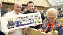 Foto : El Papa Francisco con el proyecto del Bus de la Misericordia / Crédito : L´ Osservatore Romano