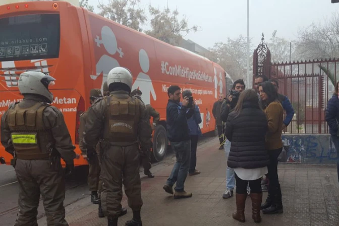 Lobby gay ataca con piedras a bus que denuncia ideología de género en Chile