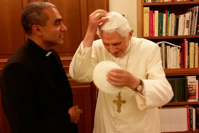 Sacerdote intercambia solideos con un “saludable y brillante” Benedicto XVI