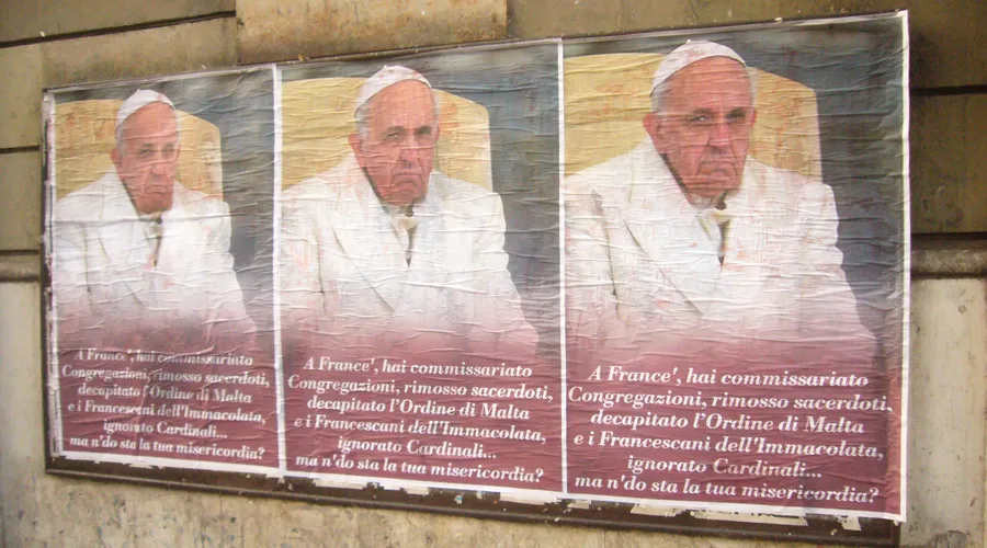 Algunos carteles aparecidos en las calles de Roma. Foto: ACI Prensa
