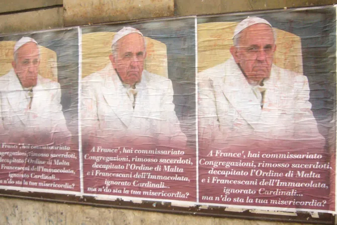 Retiran carteles de calles de Roma que criticaban al Papa Francisco