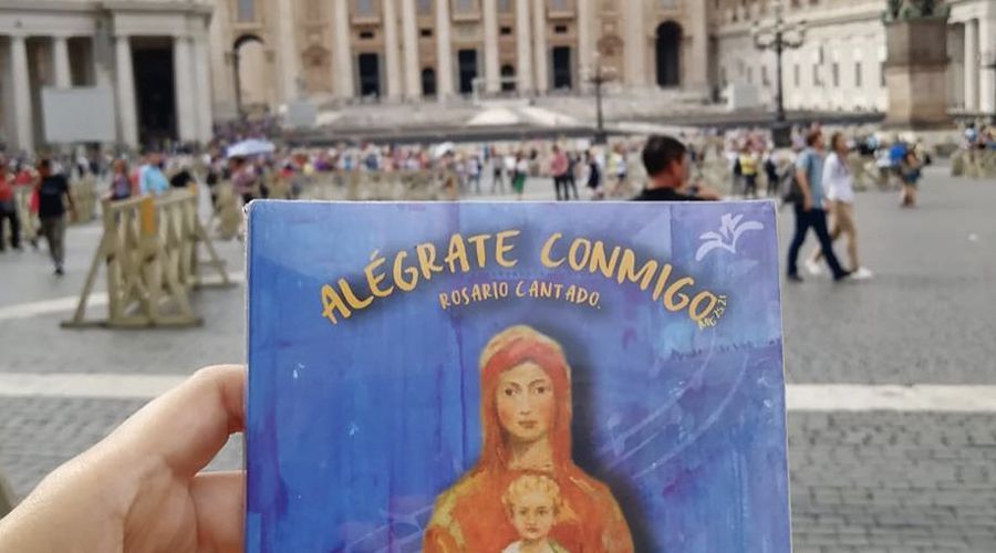 Coro Alegría Schoenstatt entregó disco del Rosario al Papa