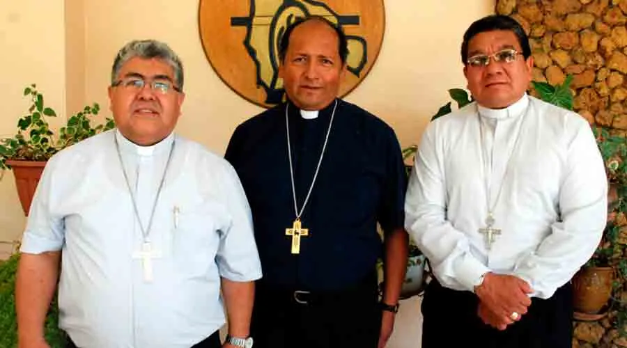 Mons. Oscar Aparicio, Vicepresidente; Mons. Ricardo Centellas, Presidente, y Mons. Aurelio Pesoa, Secretario General / Foto: Oficina de Prensa CEB
