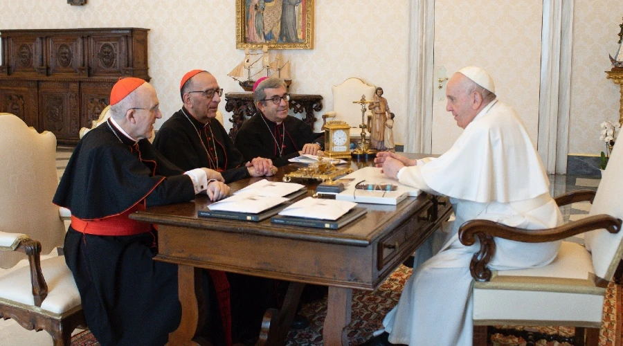 Papa Francisco junto con miembros de la CEE. Crédito: Vatican Media. ?w=200&h=150