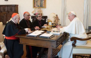 Papa Francisco junto con miembros de la CEE. Crédito: Vatican Media.  