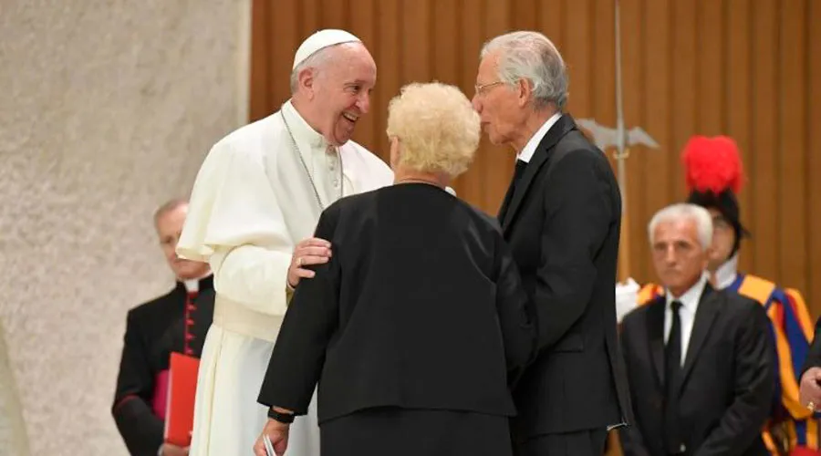 El Papa junto con miembros de la Comunidad Abraham. Foto: Vatican Media?w=200&h=150