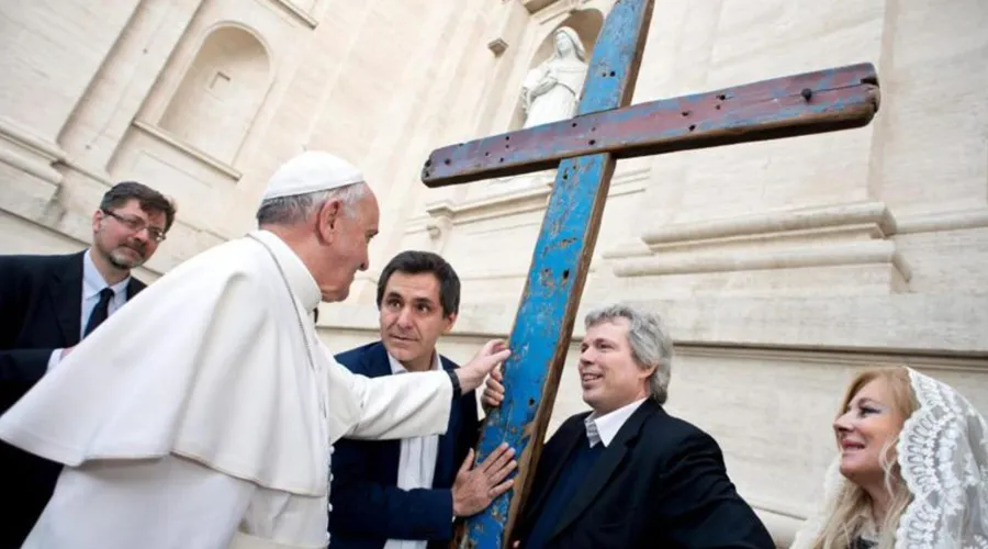 Papa bendice la cruz de Lampedusa. Crédito: Archisevilla. ?w=200&h=150