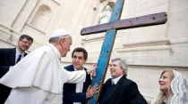 Papa bendice la cruz de Lampedusa. Crédito: Archisevilla. 