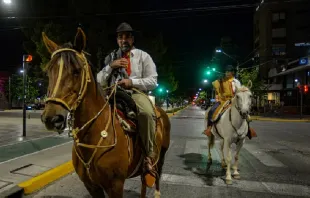 Jesús y su hijo Benjamín emprendieron la cabalgata el sábado por la noche. Crédito: Claudio Espinoza/LM Neuquén 