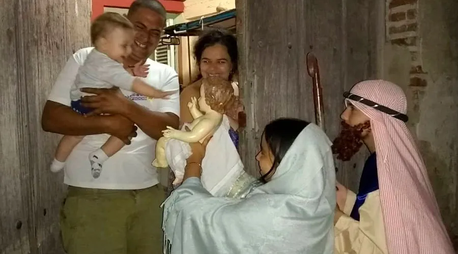 Una familia cubana recibe la imagen del Niño Jesús durante cabalgata Navideña. Crédito: Parroquia Santa Ana.