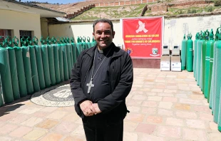 Mons. Giovanni Cefai, Obispo de la Prelatura de Santiago Apu00f3stol de Huancanu00e9, recibe balones y concentradores de oxu00edgeno de los Caballeros de Colu00f3n / Cru00e9dito: ACI Prensa - Diego Lu00f3pez Marina 
