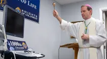 Obispo de Arlington, Mons. Michael Burbidge, bendice la nueva máquina de ultrasonido en Manassas, Virginia (2019) / Crédito: Cortesía de Joe Cashwell - Catholic Herald