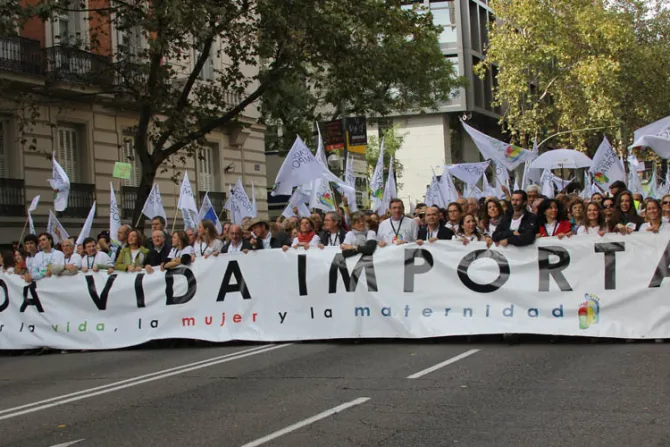 Multitudinaria marcha en defensa de la vida y contra el aborto en España