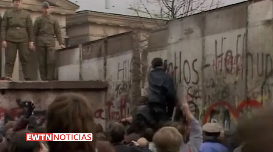 Momento de la caída del Muro de Berlín / Crédito: Captura de Pantalla EWTN.