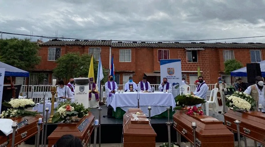 Misa en el sepelio de los cinco jóvenes masacrado en Cali, Colombia / Crédito: Alcaldía de Cali