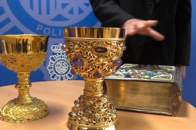 España: Recuperan una Biblia y dos cálices robados hace 7 años