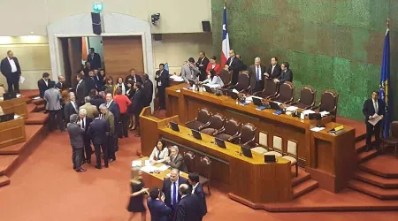 Iniciativa en Chile busca “eliminar a Dios” de las sesiones parlamentarias