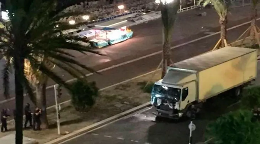 El camión que ha atropellado a las víctimas en Niza, Francia/Fuente: Twitter @GlowsBlack.