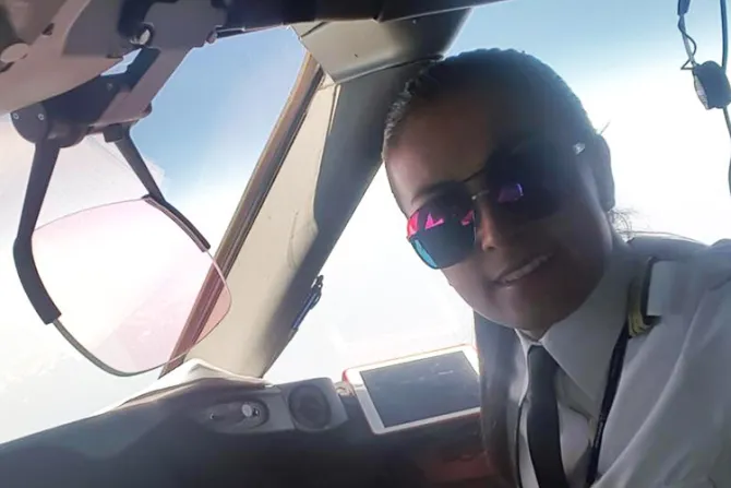 Conoce a la única copiloto del avión del Papa Francisco en Colombia