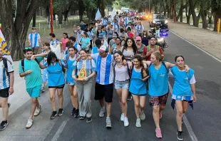 Los peregrinos llevaron los colores de Argentina en la caminata a la ermita de la Virgen. Crédito: Movimiento de Schoenstatt de San Luis 
