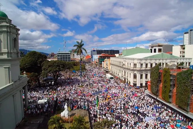 Diario pide perdón por no informar sobre multitudinaria marcha por la vida en Costa Rica