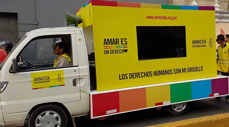 Vehículo de Amnistía Internacional en desfile del "orgullo gay" en Lima, Perú. Foto: David Ramos / ACI Prensa.