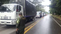 Un policía ayuda a pasar camiones en la zona del Cauca en Colombia. Foto: Twitter Comando Región4 (Cauca, Valle y Nariño)