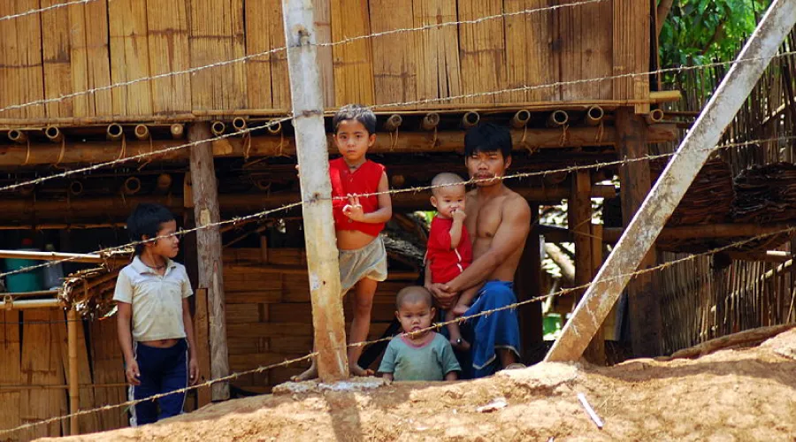 Campo de refugiados en Tailandia el 2007. Crédito: Mikhail Esteves - Wikimedia Commons (CC BY-SA 2.0).