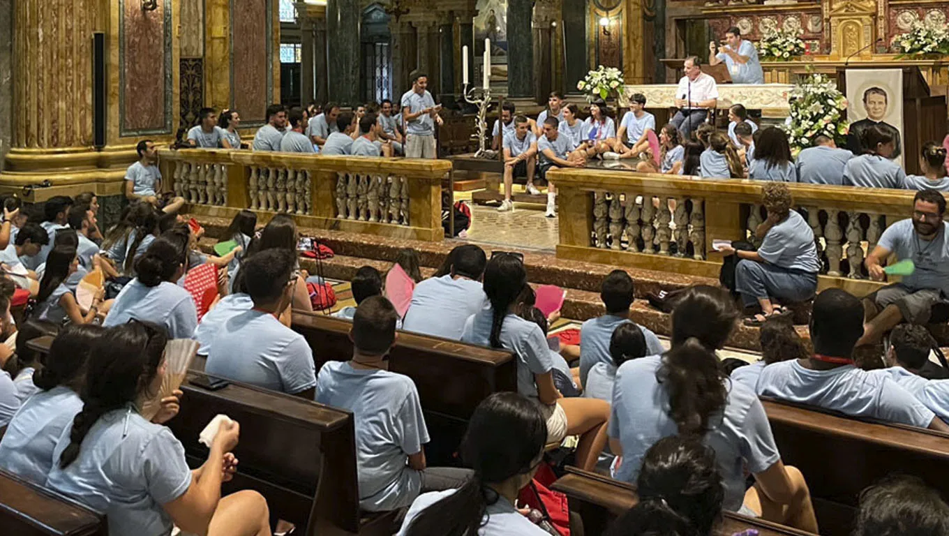 Jóvenes del Campobosco 2022 dialogando con el Rector Mayor de los Salesianos. Crédito: ANS?w=200&h=150