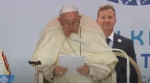 Papa Francisco leyendo su discurso ante las comunidades nativas de Canadá. Crédito: Youtube de Vatican News
