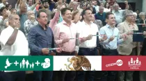 Candidatos mexicanos mostrando la pulsera en defensa de la vida y la familia. Foto: CitizenGO.