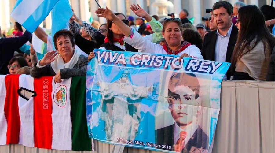 Fieles de Argentina y México en la Misa de canonización. Foto: Martha Calderón / ACI Prensa