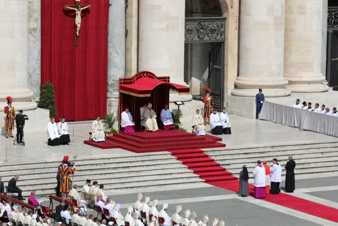 El Papa canoniza a dos nuevos santos: Permanezcamos en la Cruz como hizo María