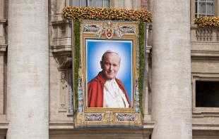 Imagen de San Juan Pablo II en la ceremonia de su canonizaciu00f3n. Foto: Mazur/catholicchurch.org.uk (CC BY-NC-SA 2.0) 