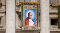 Imagen de San Juan Pablo II en la ceremonia de su canonización. Foto: Mazur/catholicchurch.org.uk (CC BY-NC-SA 2.0)