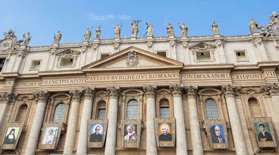 Fachada de la BasÃ­lica de San Pedro con los retratos oficiales de los nuevos santos - Foto: Daniel IbÃ¡Ã±ez (ACI Prensa)