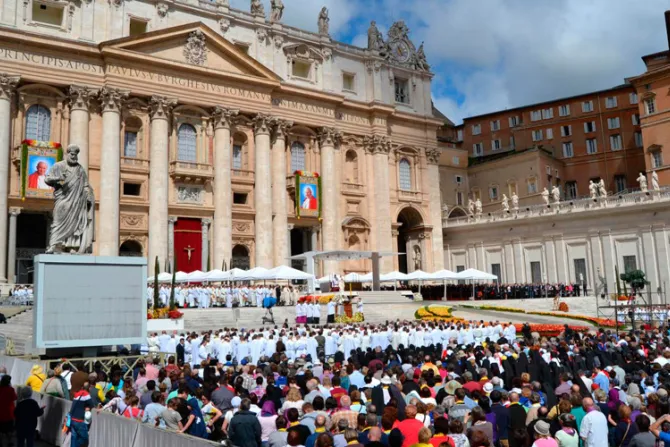 Que San Juan Pablo II nos ayude a ser caminantes resucitados, dice el Papa Francisco