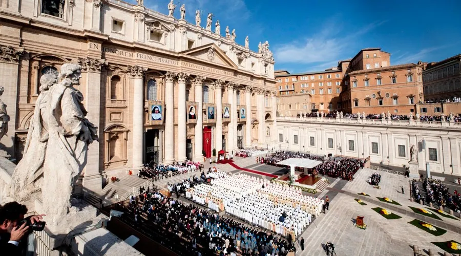Plaza de San Pedro del Vaticano durante una ceremonia de Canonización. Foto: Daniel Ibáñez / ACI Prensa