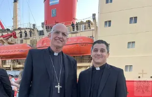 El P. Roverano junto al Obispo Castrense, Mons. Santiago Olivera. Crédito: Obispado Castrense de Argentina 